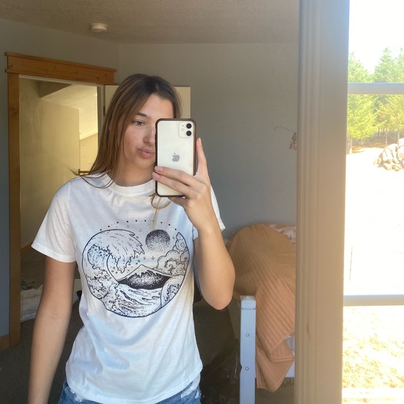 White and black waves t shirt - Picture 4 of 5